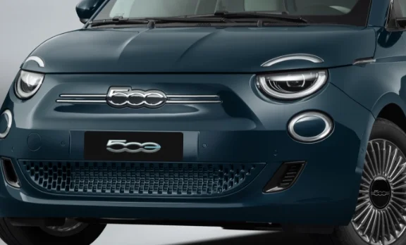 Dianteira do Fiat 500e, com destaque para conjunto ótico com faróis full LED.