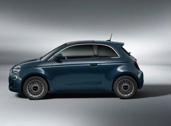 Lateral do Fiat 500e na cor verde oceano, em fundo claro.