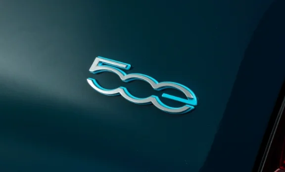 Detalhe na traseira de badge do 500e, na cor prata com contorno azul.