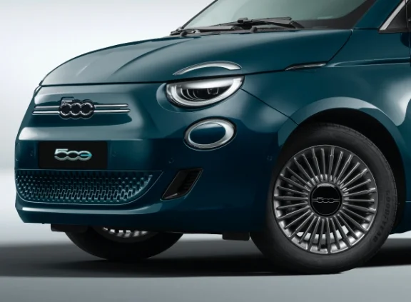Detalhe da roda dianteira de um Fiat 500e na cor verde oceano.