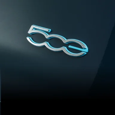 Detalhe na traseira, mostrando o badge do 500e, na cor prata com contorno azul.