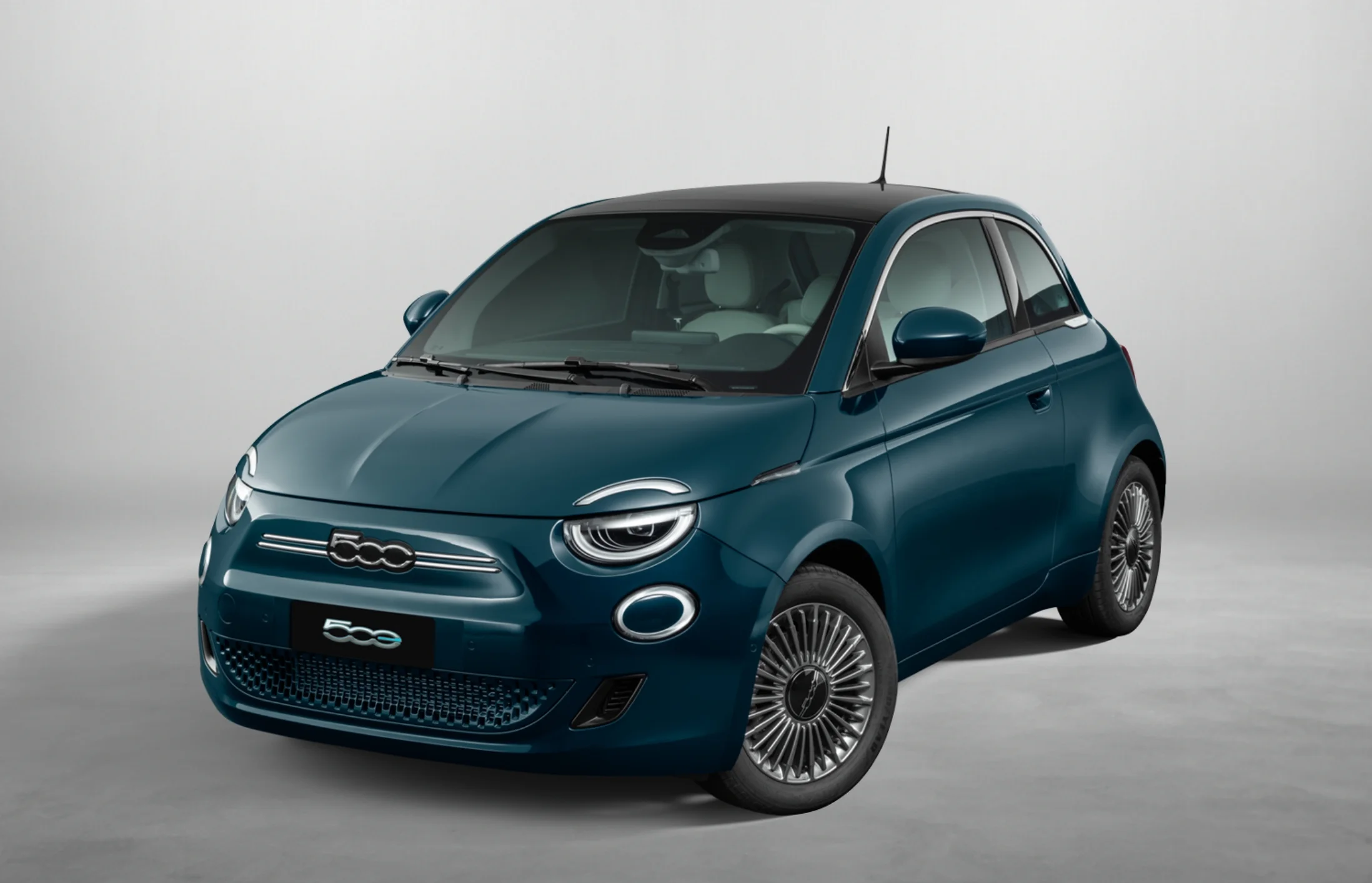 Vista lateral Fiat 500e na cor branca em fundo branco