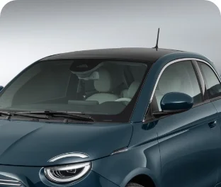 Volante com direção hidráulica do Novo Fiat 500e com acabamento nas cores cinza e preto.